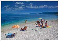 La spiaggia nella baia di Tatinja